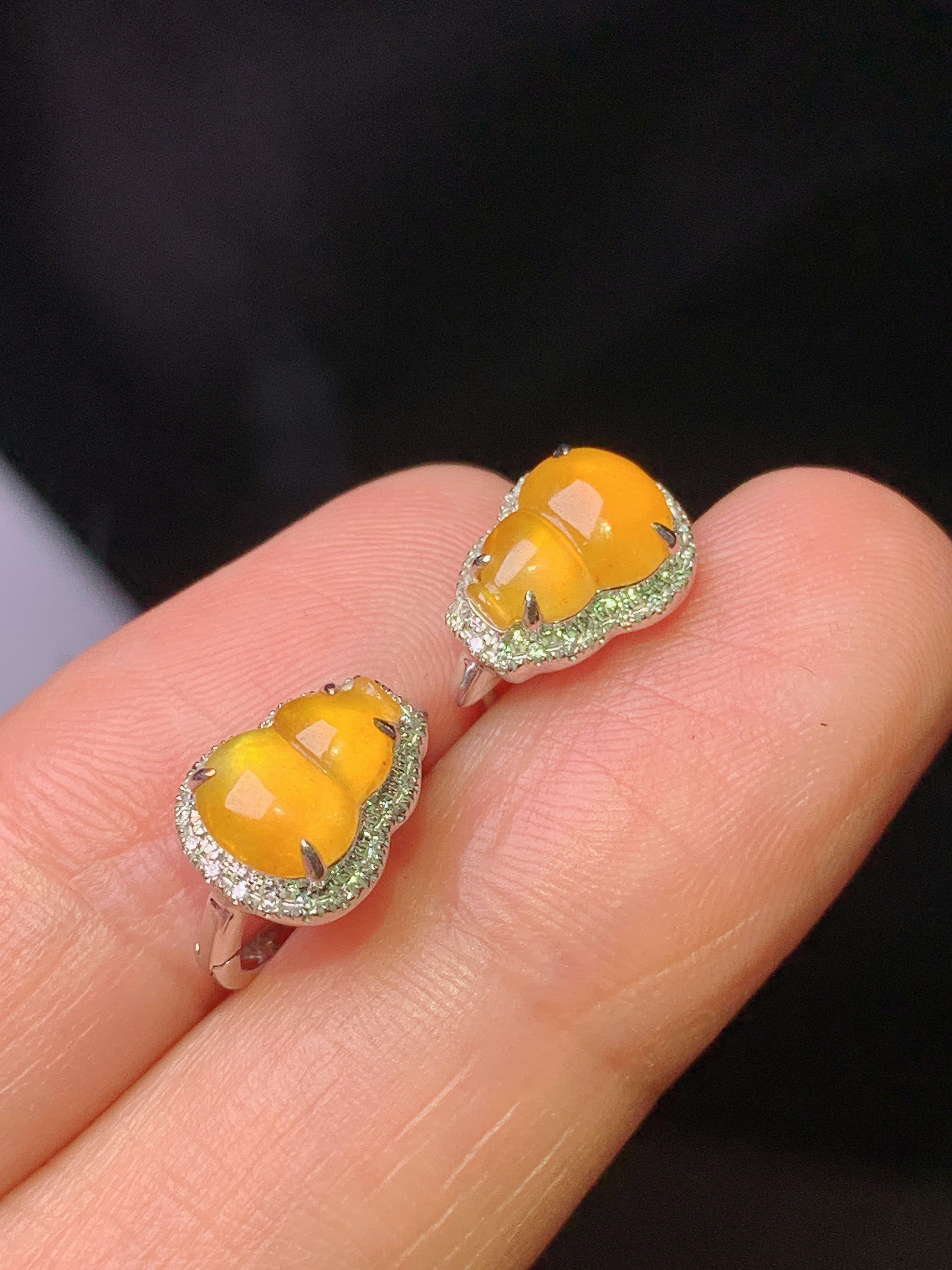 18k金钻镶嵌黄翡葫芦耳钉 玉质细腻 色泽艳丽清新 水润亮眼 整体尺寸9.6*7.8*4 m7