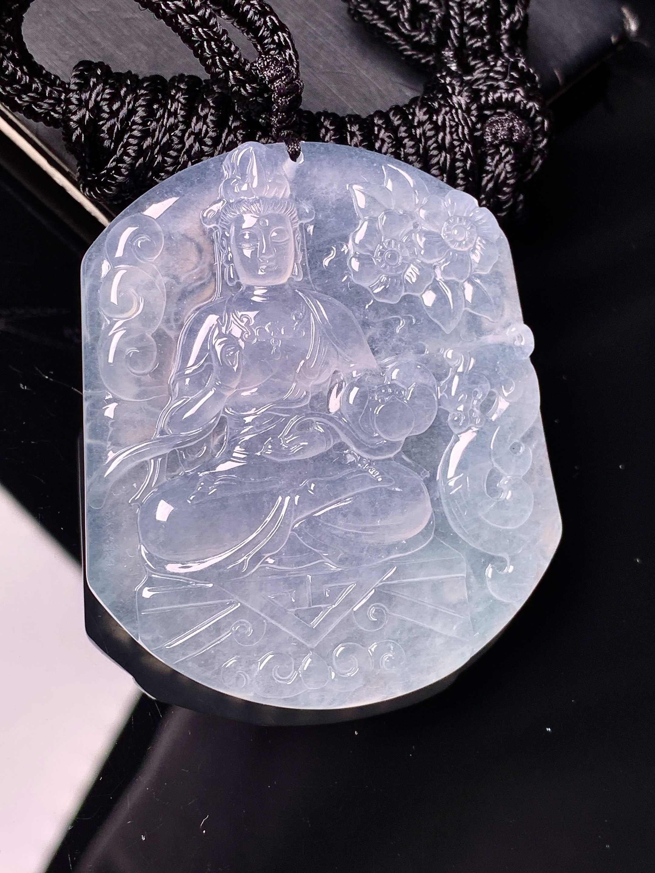 冰种观音菩萨吊坠 玉质细腻 色泽艳丽清新 水润亮眼 整体尺寸49.3*42*5.3 x3
