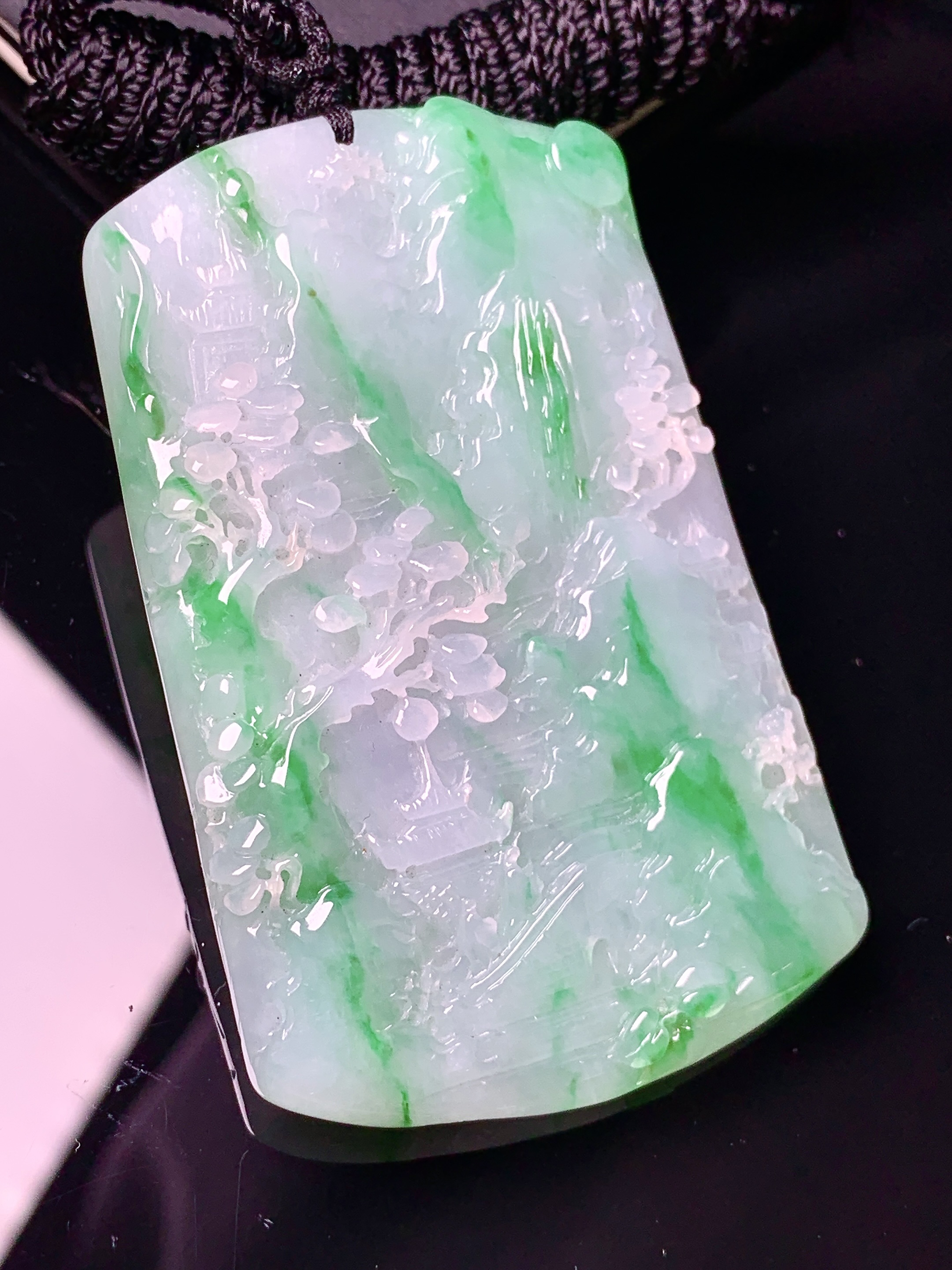 飘绿山水牌子吊坠 玉质细腻 色泽艳丽清新 水润亮眼 整体尺寸60.5*38*5.6 x3