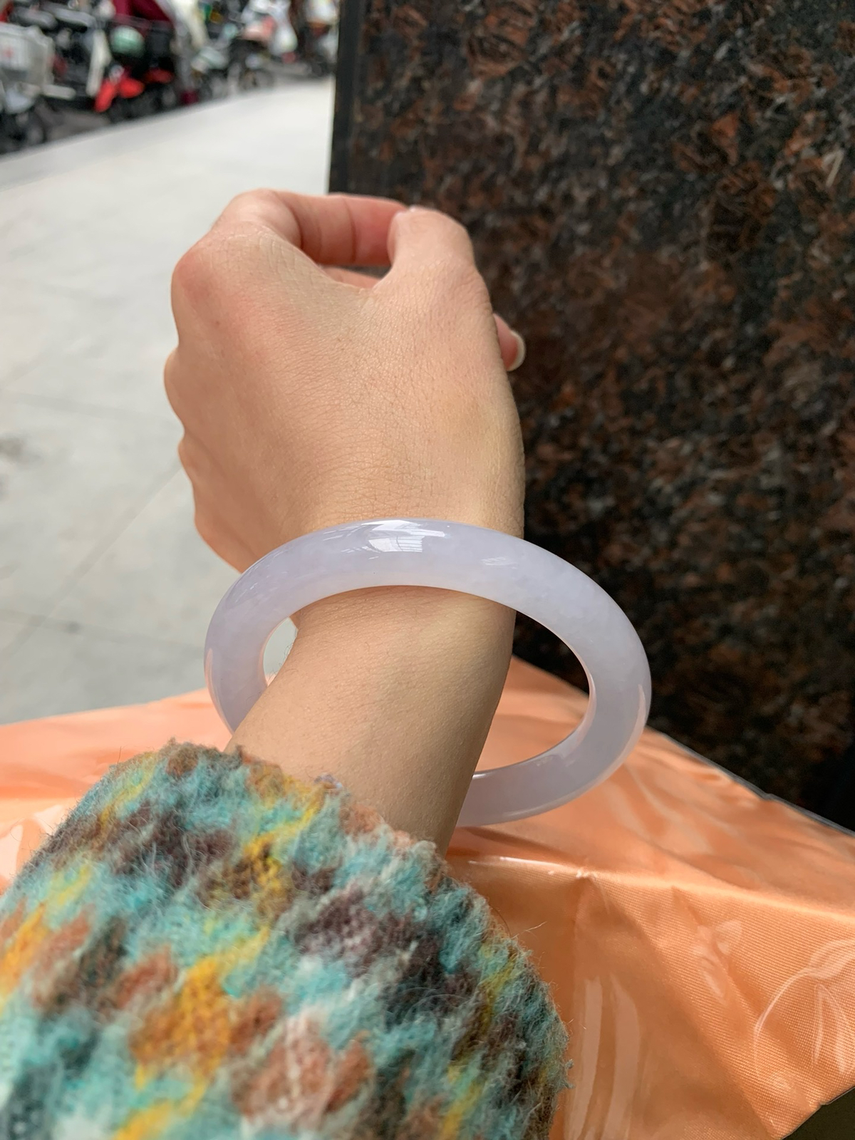 冰粉圆条
尺寸：56.5-10
底妆冰润细腻，整圈种水一致，淡淡梦幻粉色调，让浪漫有了具象化，酥粉盈韧，温柔美人