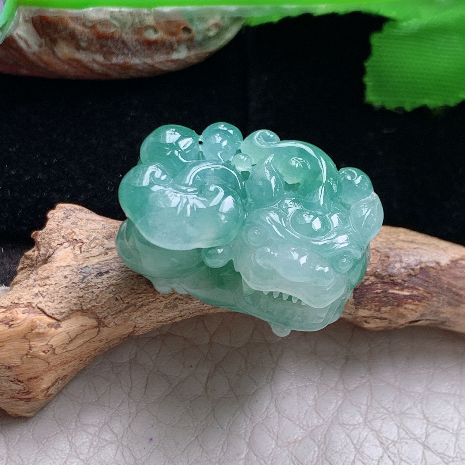 lz实拍26.6*16.5*14缅甸翡翠精雕高品质冰飘花招财霸王貔貅玉吊坠