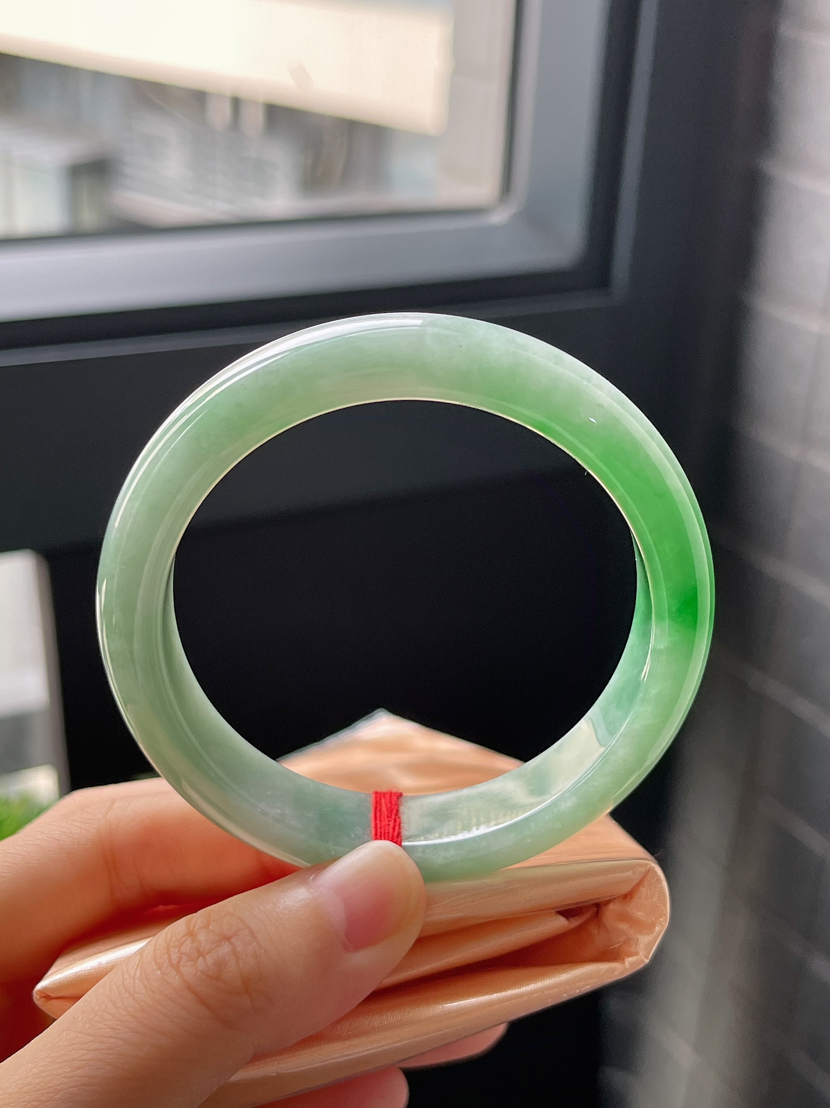 54.5，糯化种飘阳绿翡翠正圈手镯