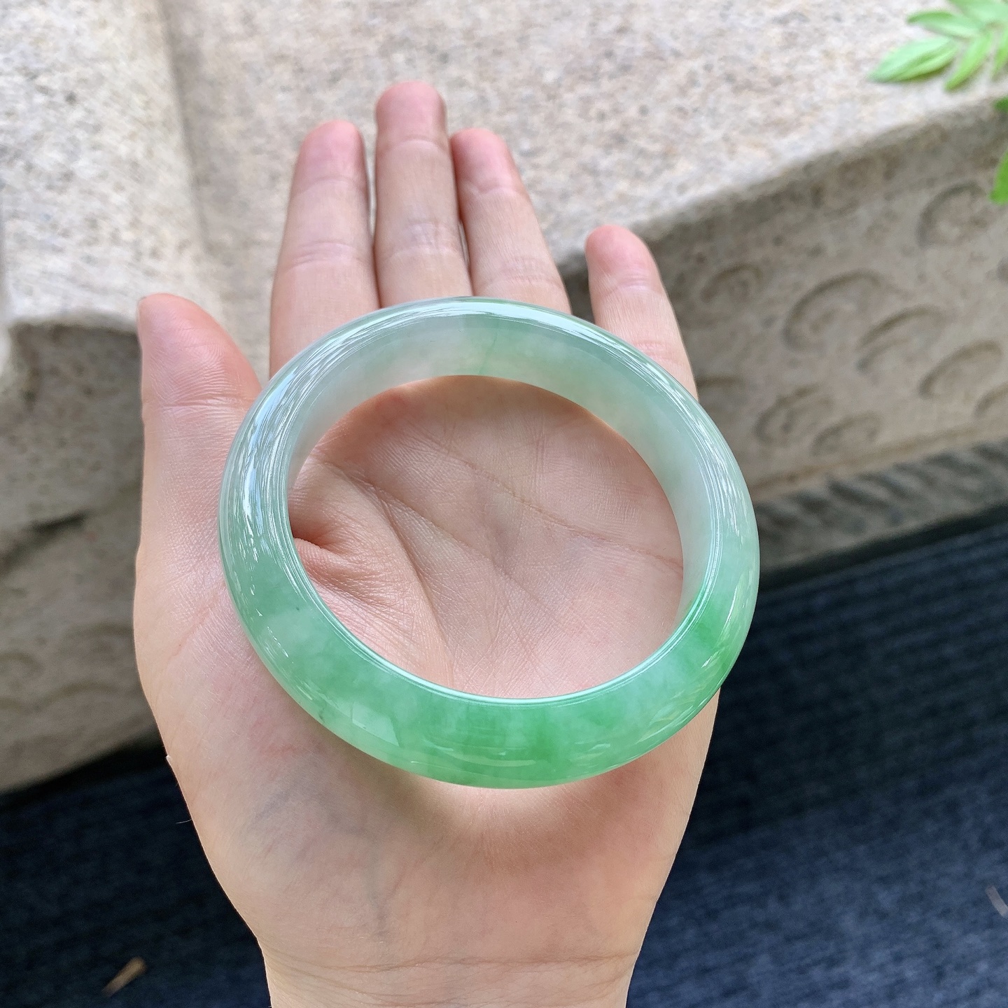正圈55 56，圈口56.6/12.4/8.8，编码W6090129，冰糯飘绿，水润，种老，细腻，无