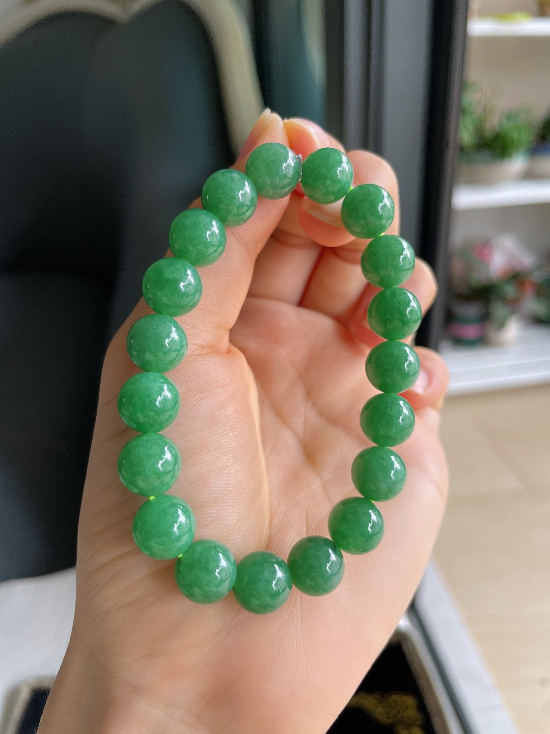 ️，缅甸天然翡翠A货，冰满绿手串，尺寸：9.8mm。【编4587】