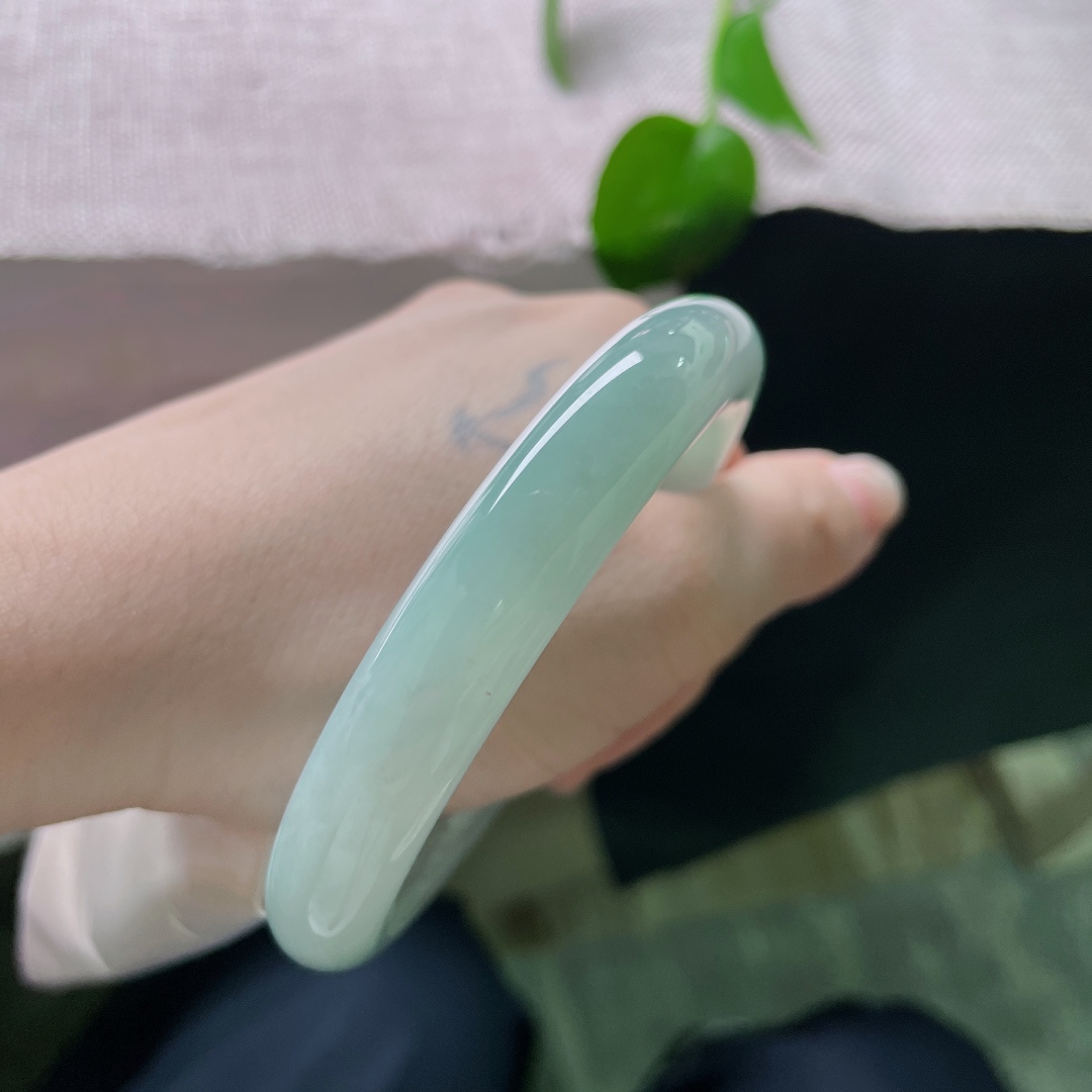 蓝底圆条，无裂，匀净淡晴水底色，玉肉细腻通透，上手干净显白，温柔又有清冷氛围感。ss57521a