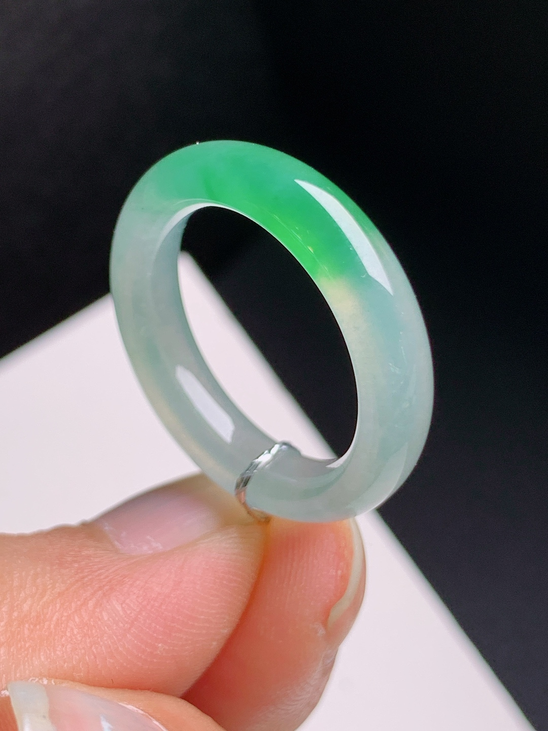 冰种绿指环，水润通透，色泽清新，简约大气