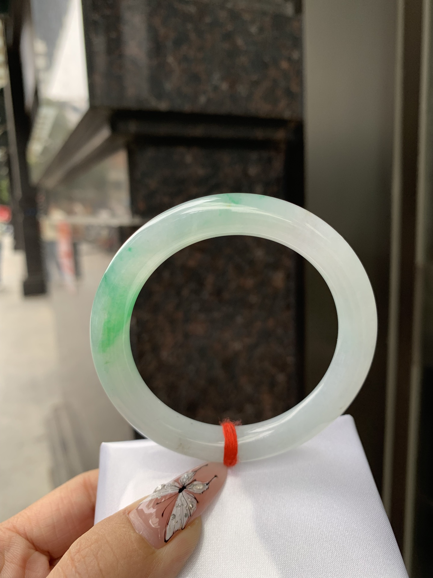 阳绿飘花圆条，打灯细纹，底妆冰润，几抹阳绿花色像春芽，从水润如晨露的底子蹦跳而出，将春日的灵动生机凝于手镯中，戴上她，清水芙蓉般的清新感自然晕染，每一次抬手，都似把盎然绿意融入生活。