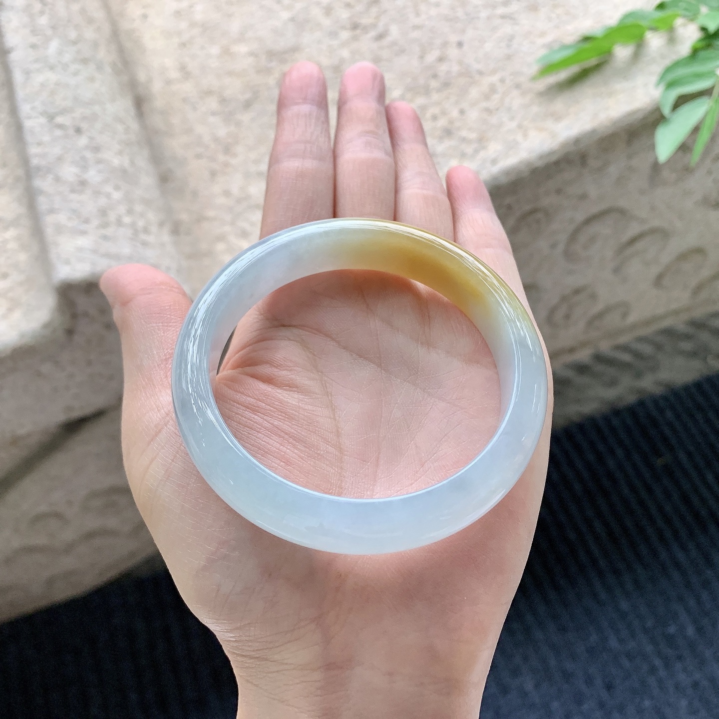 正圈57 58,圈口58.1/12.6/7.7,编码BA083068,描述细糯飘黄翡，水润，种老，细腻，无裂