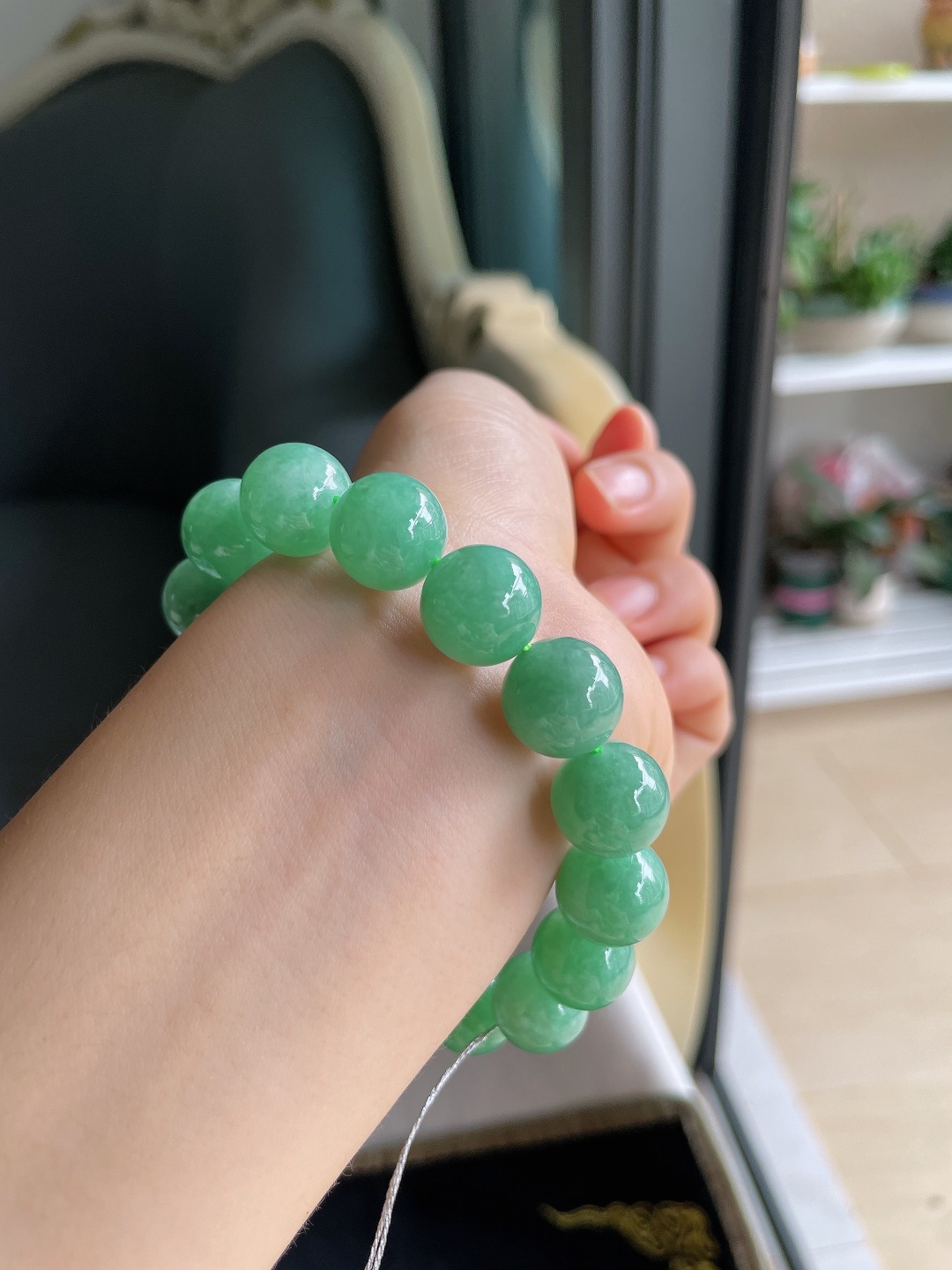 缅甸天然翡翠A货，冰满绿手串，尺寸：13mm。【编4585】