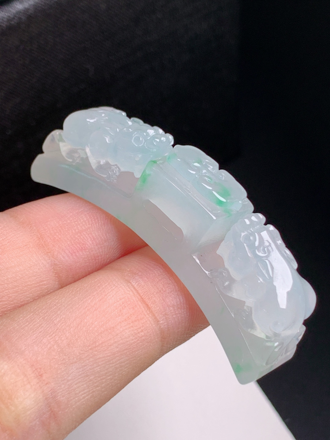 冰种飘绿貔貅手牌，飘绿灵动，精工雕刻，招财纳瑞