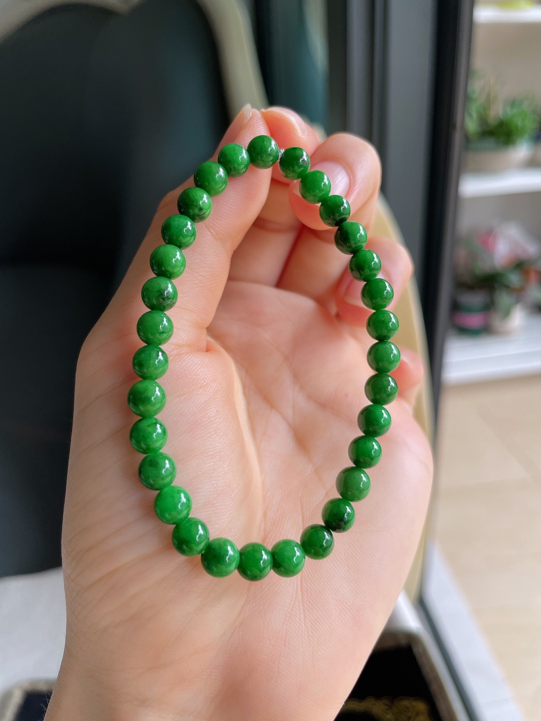 缅甸天然翡翠A货，冰满绿辣绿手串，尺寸：6.1mm。【编4572】