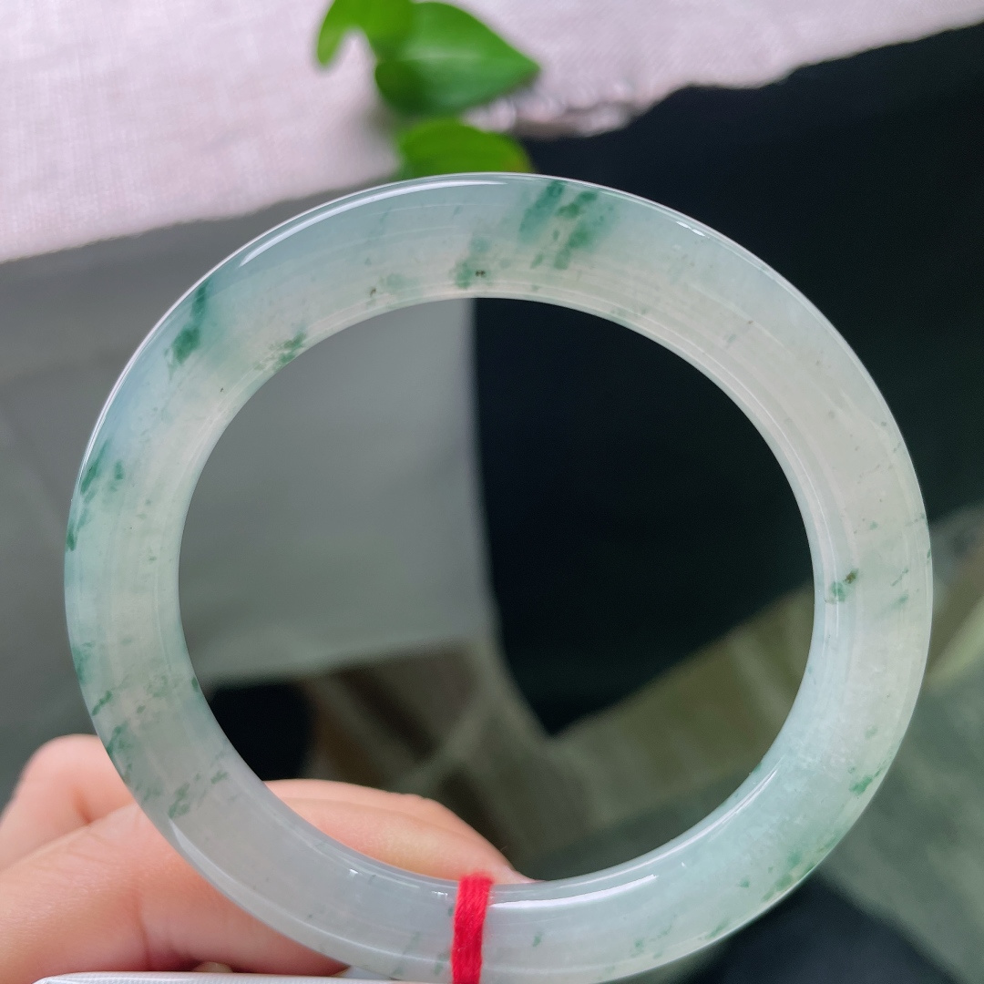 冰飘花圆条，无裂，清透玉底散落灵动翠丝，温婉雅致，佩戴尽显优雅从容气质。ss56192a