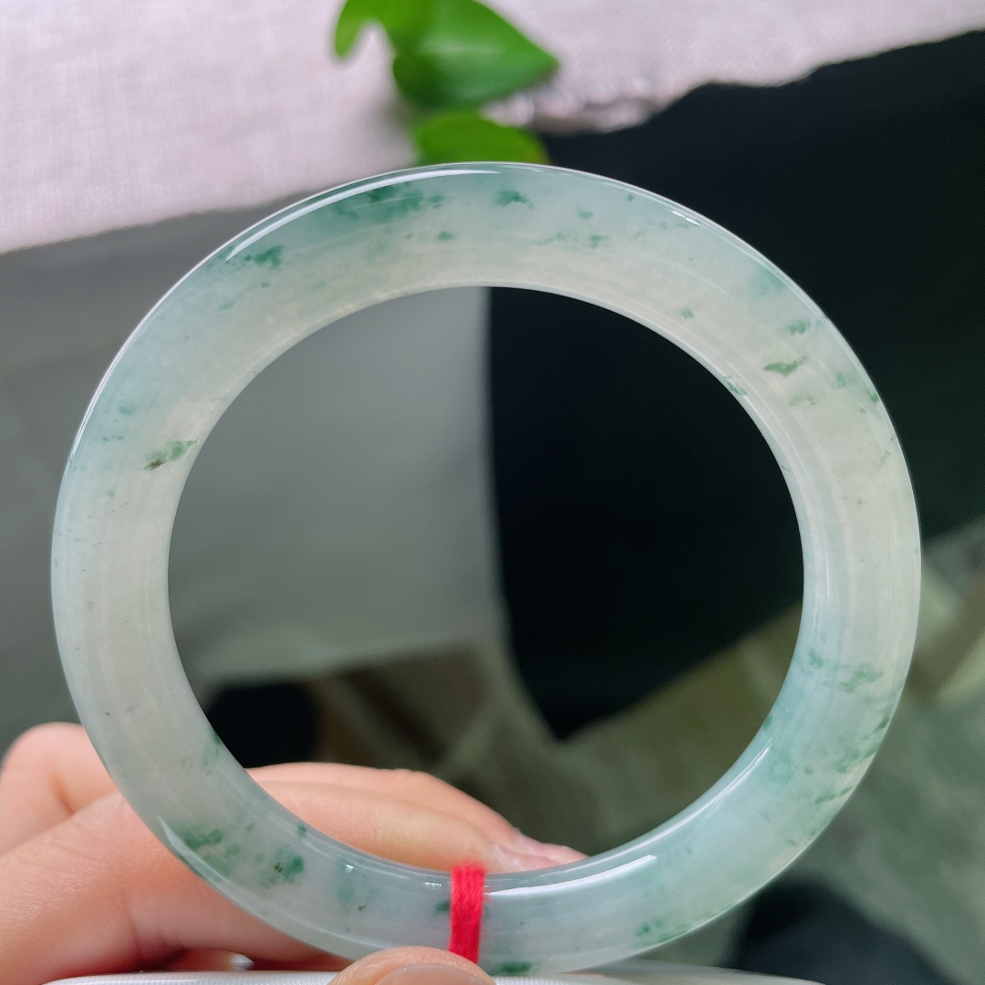 冰飘花圆条，无裂，清透玉底散落灵动翠丝，温婉雅致，佩戴尽显优雅从容气质。ss56192a