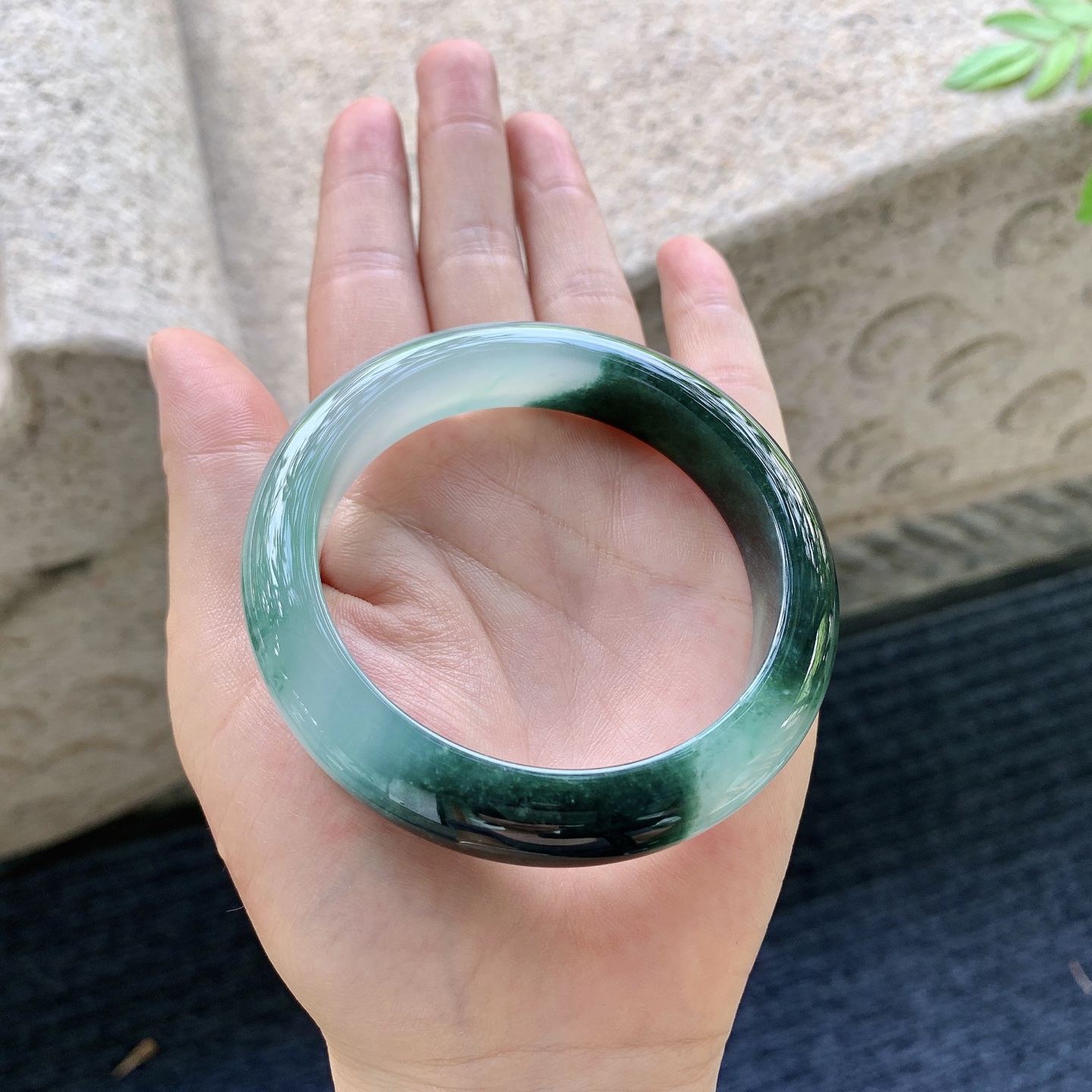 正圈55 56，冰糯飘绿，水润，种老，细腻，有纹线