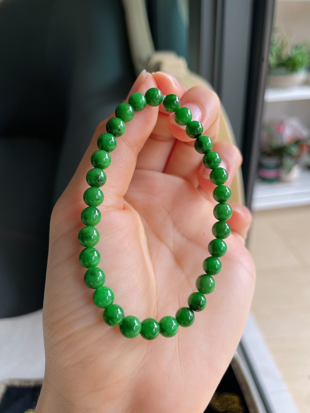 缅甸天然翡翠A货，冰满绿辣绿手串，尺寸：6.1mm。【编4572】