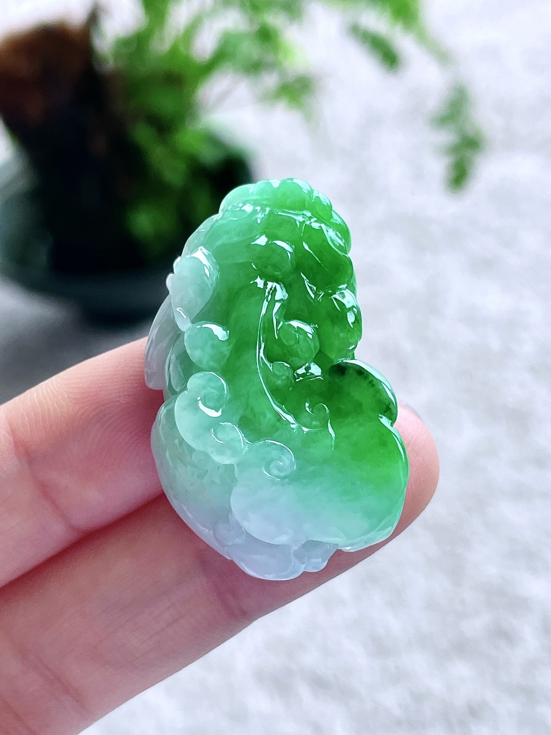 裸石冰飘阳绿貔貅吊坠,说明无裂性比高,尺寸37.6-22.5-12.3,重量21.5克