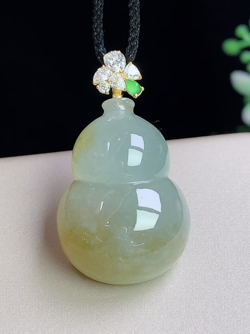18k金镶飘黄翡葫芦，无裂，尺寸25.8*18.8*10.3mm，D31jcy