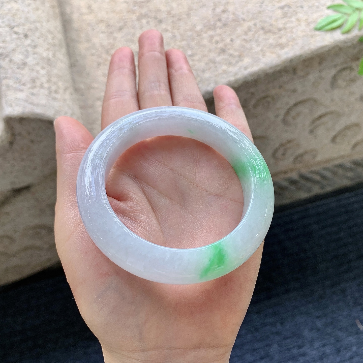 正圈54 55，圈口55.3/12.8/10.2，编码G15090117，细糯飘绿，水润，种老，细腻，打灯有棉线