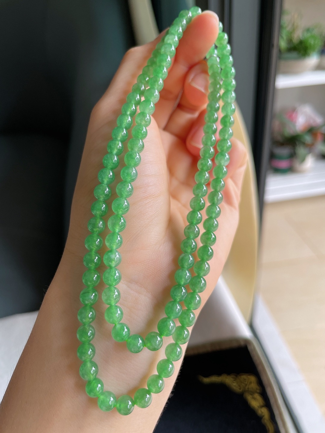 缅甸天然翡翠A货，冰满绿珠链，尺寸：5.4mm120颗。【编4559】