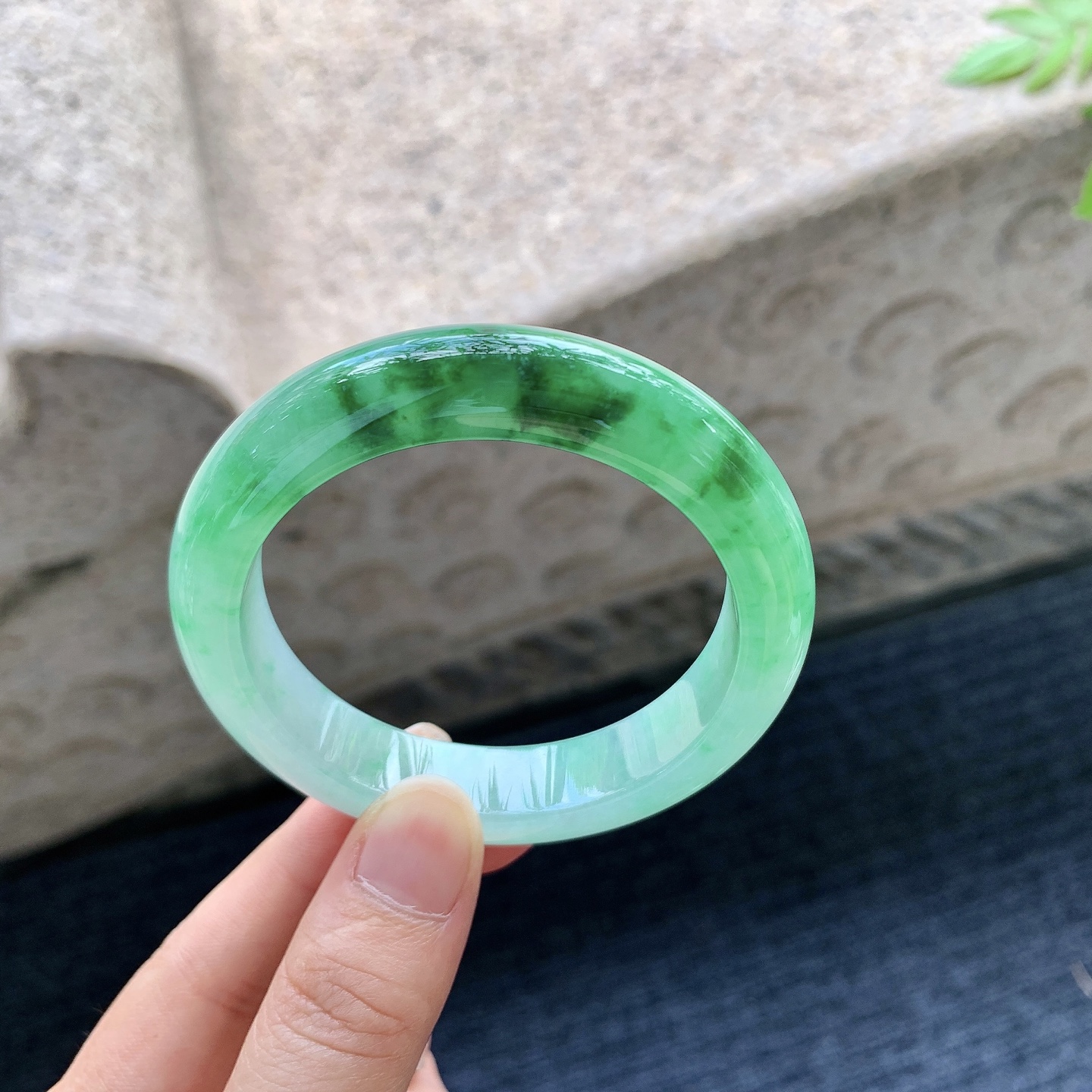 正圈52 53，圈口53/12.2/8.5，编码W6090130，描述冰糯飘辣绿，水润，种老，细腻，无裂。