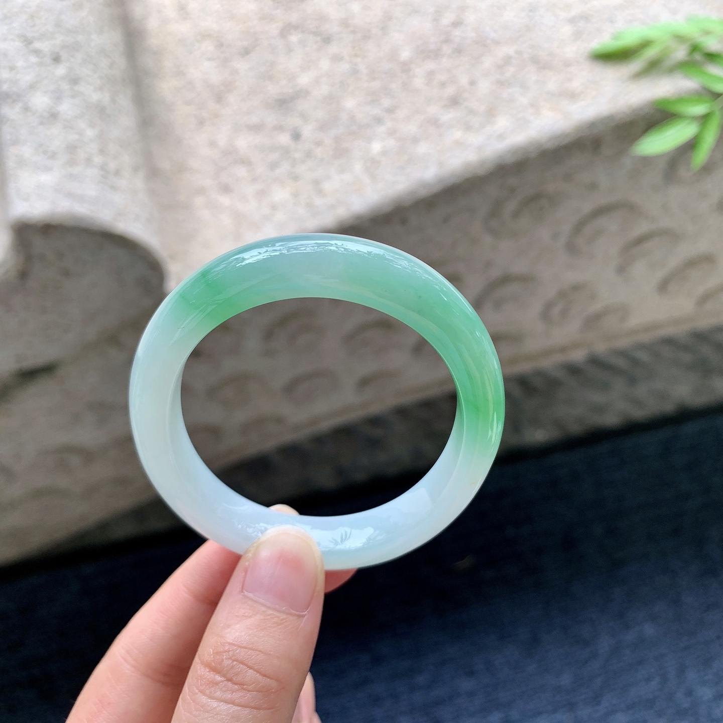 细糯飘绿，水润，种老，细腻，无裂