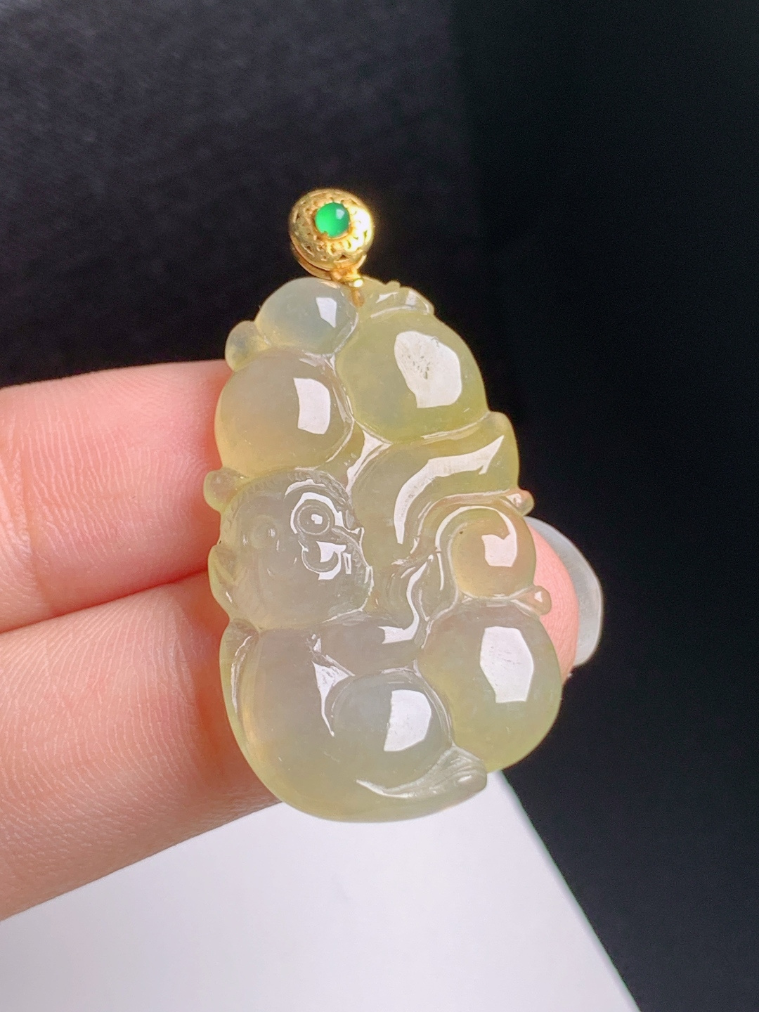 黄翡灵猴吊坠，玉质温润，线条流畅，福寿双全