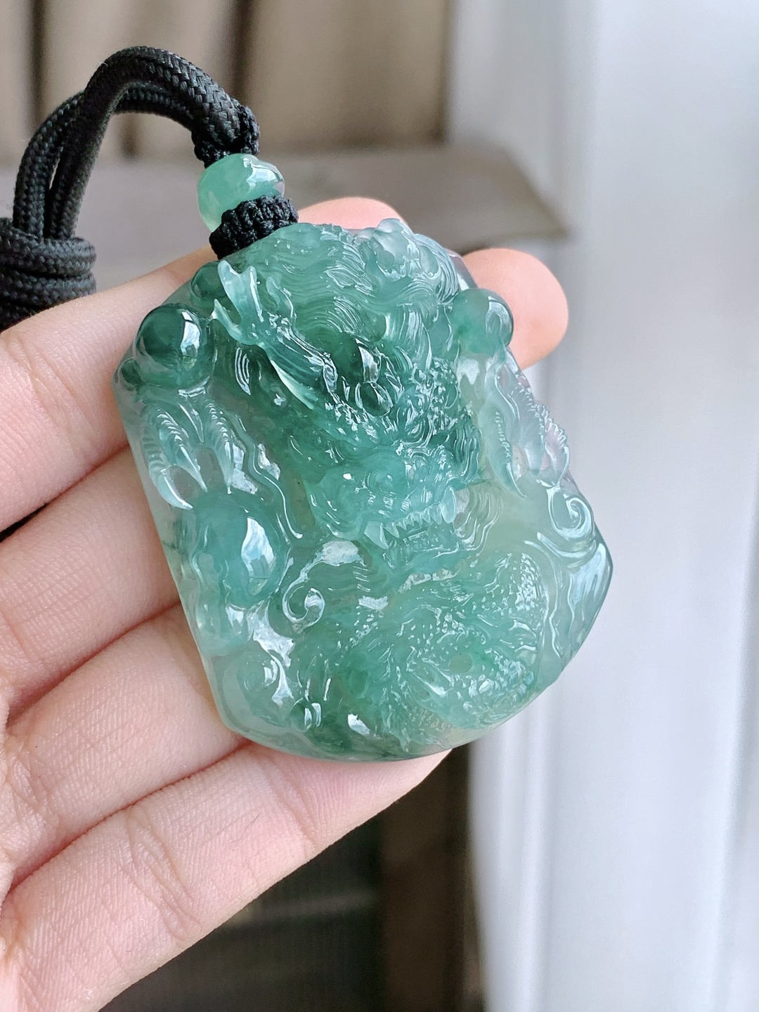 裸石冰飘花大龙牌吊坠,说明缅料性比高超厚,尺寸52.7-42.2-11.4,重量48.9克