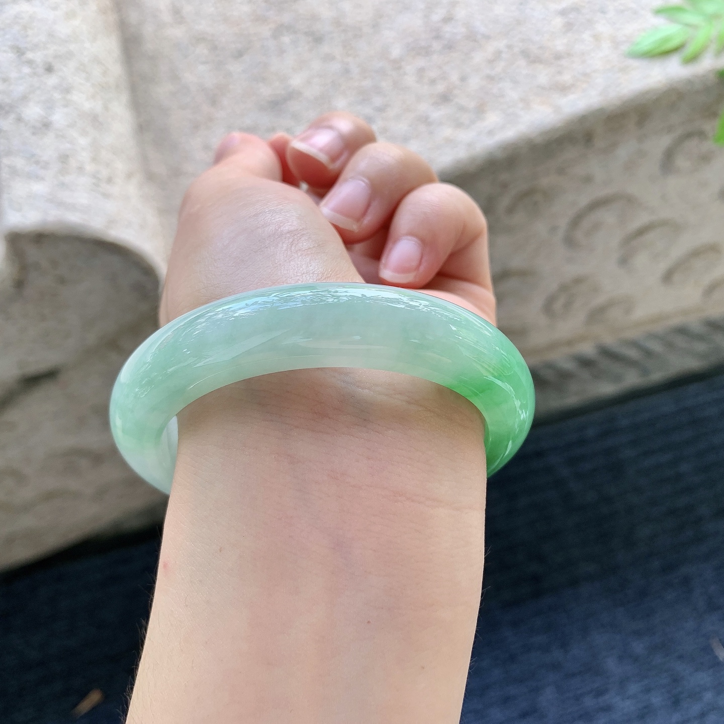 正圈55 56，圈口56.6/12.4/8.8，编码W6090129，冰糯飘绿，水润，种老，细腻，无裂。