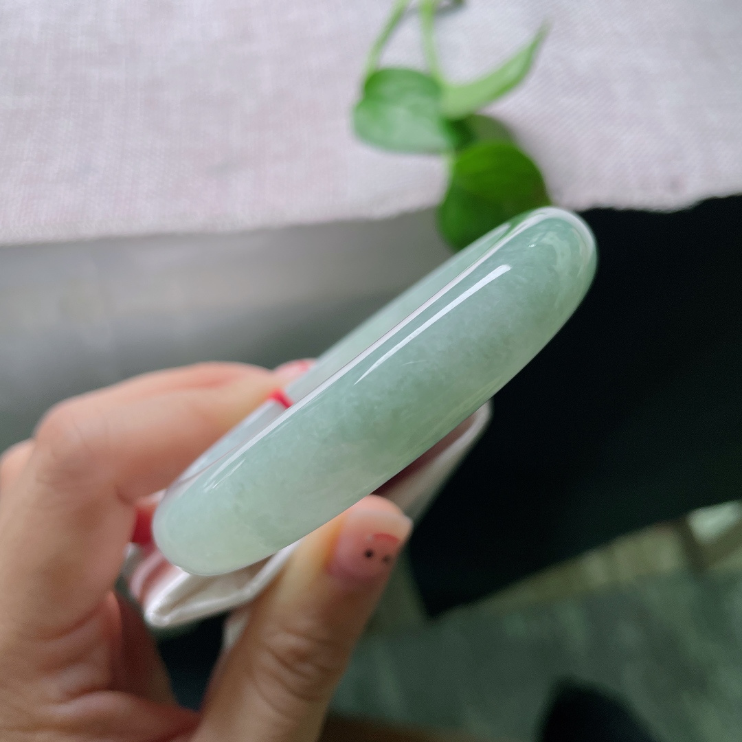 57/12.5/8.4，淡绿底正圈，无裂，清浅嫩色元气灵动，是适配少女的青春款玉镯。ss55265a。