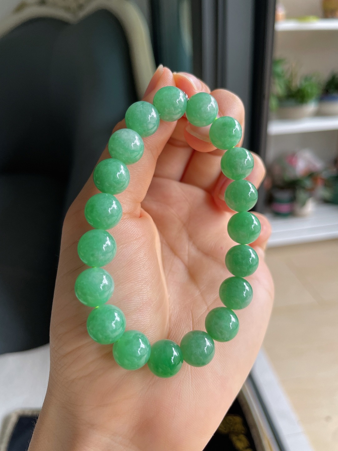 ️，缅甸天然翡翠A货，冰满绿手串，尺寸：9.8mm。【编4586】
