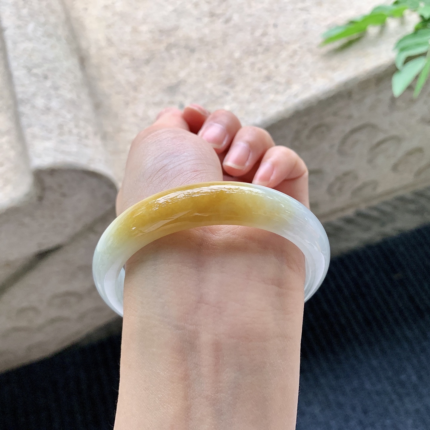 正圈57 58,圈口58.1/12.6/7.7,编码BA083068,描述细糯飘黄翡，水润，种老，细腻，无裂