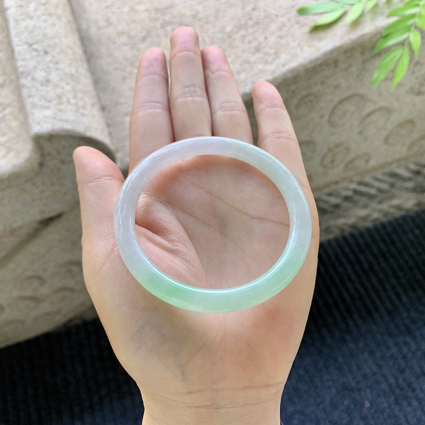 圆条53 54,圈口53.7/5.6/7.5,编码BA083067,描述糯冰飘绿，水润，种老，细腻，