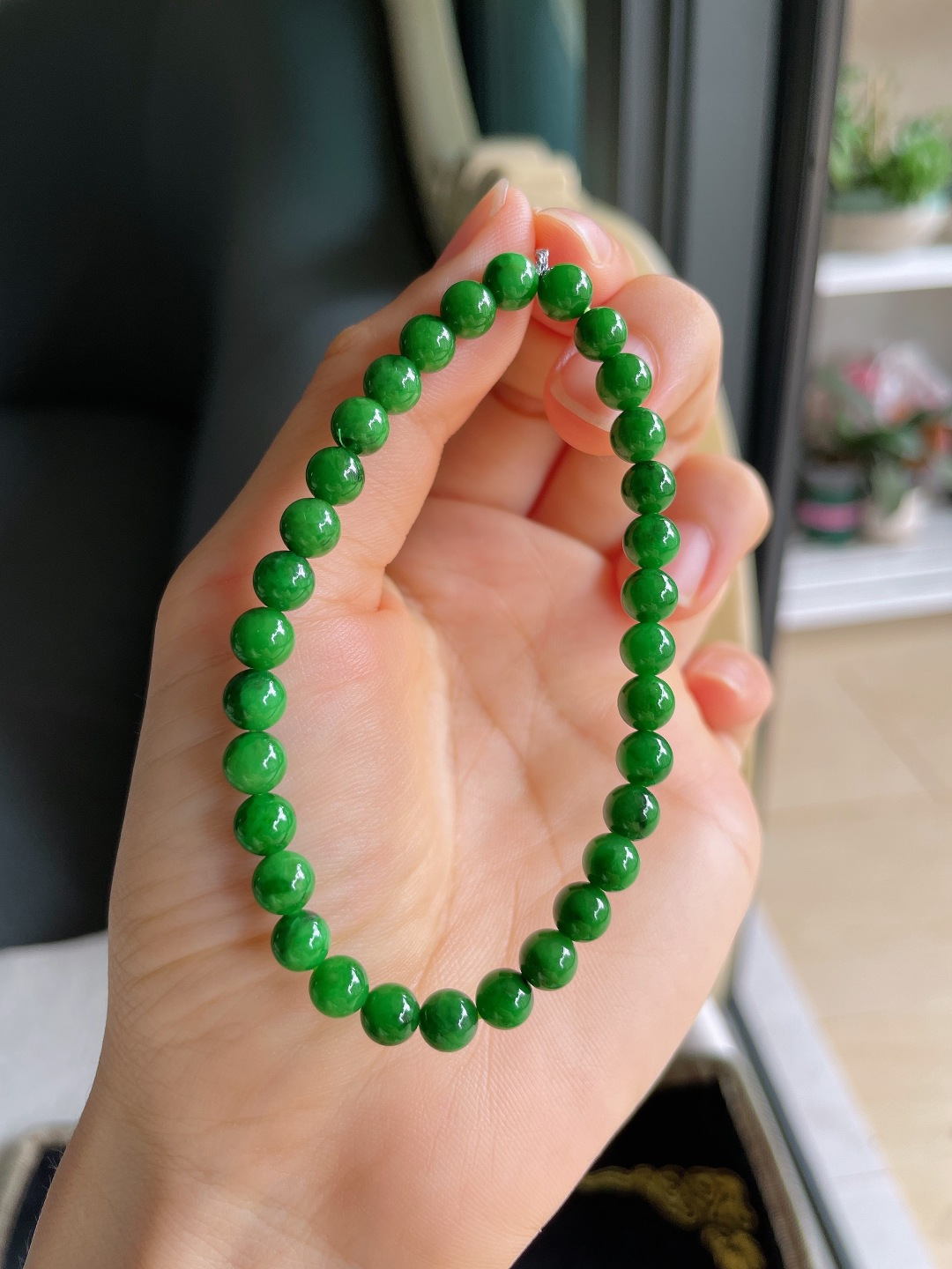 ️，缅甸天然翡翠A货，冰满绿辣绿手串，尺寸：5.7mm。【编4573】