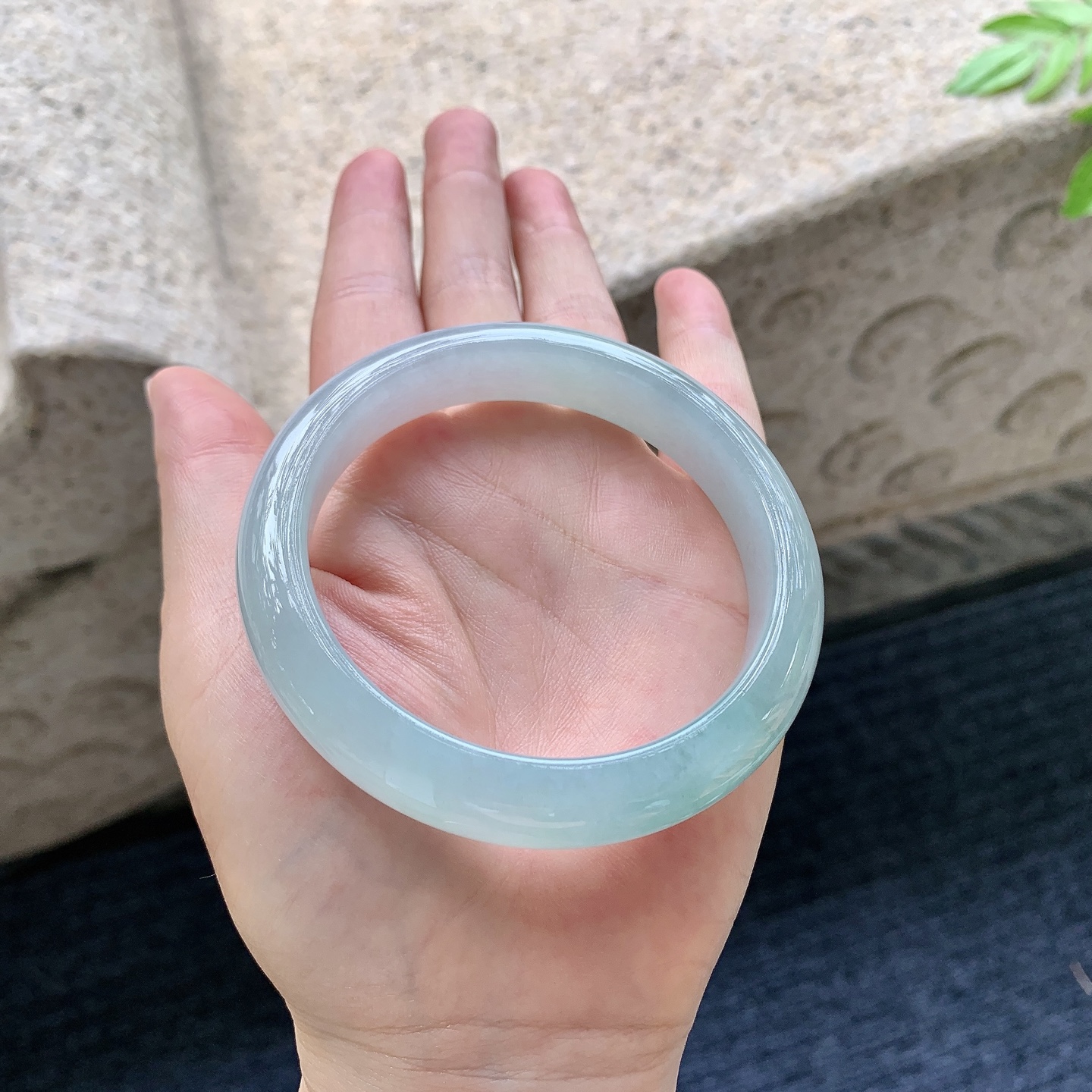 正圈59 60，圈口59.1/12.3/9，编码T090101，飘花，水润，种老，细腻，无裂。