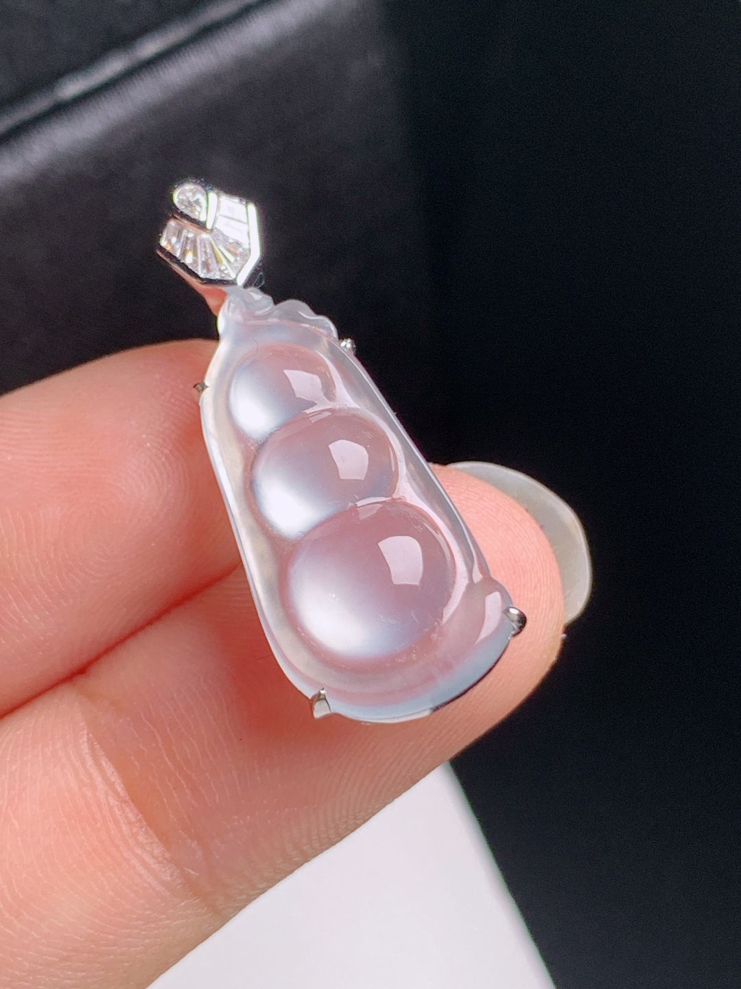高冰福豆吊坠，冰透莹润，种老起胶，连中三元