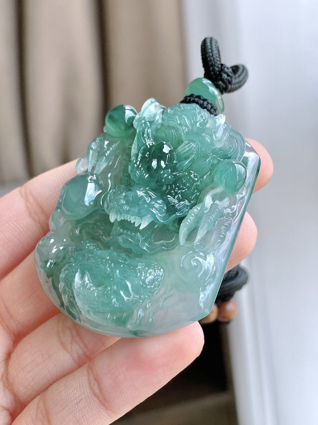 裸石冰飘花大龙牌吊坠,说明缅料性比高超厚,尺寸52.7-42.2-11.4,重量48.9克