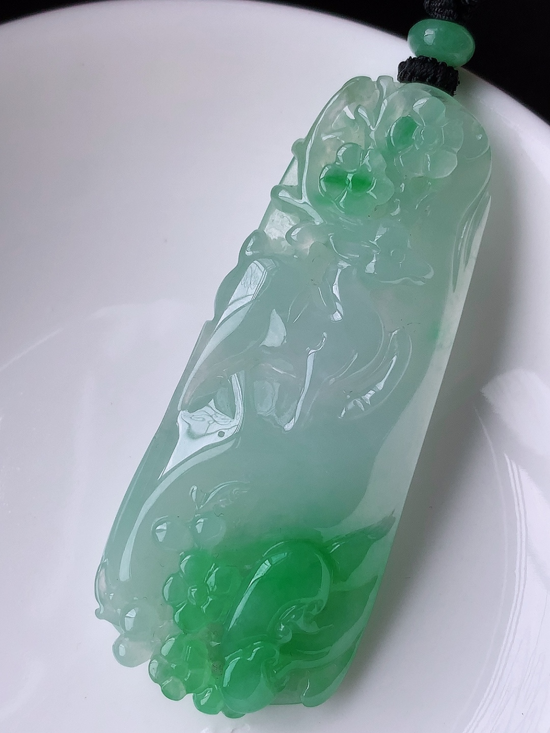 冰飘绿一鹿有你挂件,水润底子细腻，佩戴优雅迷人