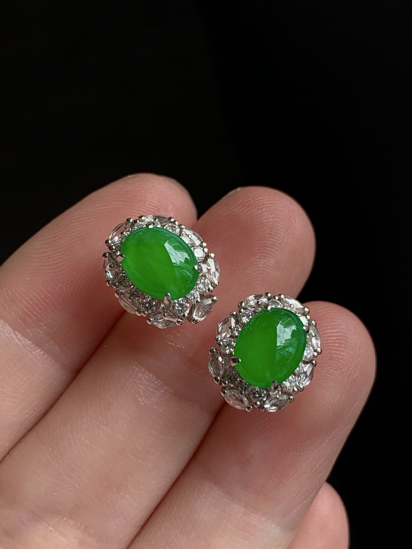 18k金镶嵌蛋面耳钉一对,种老细腻，色阳浓郁起胶,尺寸：成品：12*9.8*7.3，裸石：7.6*6*2.3,a93830