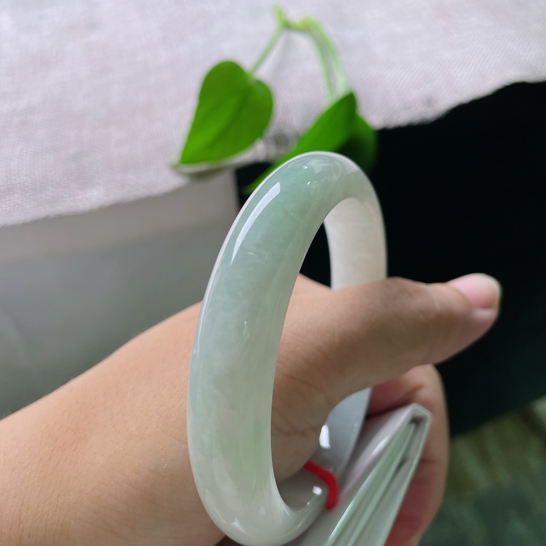 58.7/12.8/8.3，绿底正圈，无裂，浅浅翠色含蓄内敛，不浓不艳，温润雅致，自带一股恬淡舒服的东方韵味。ss57734a