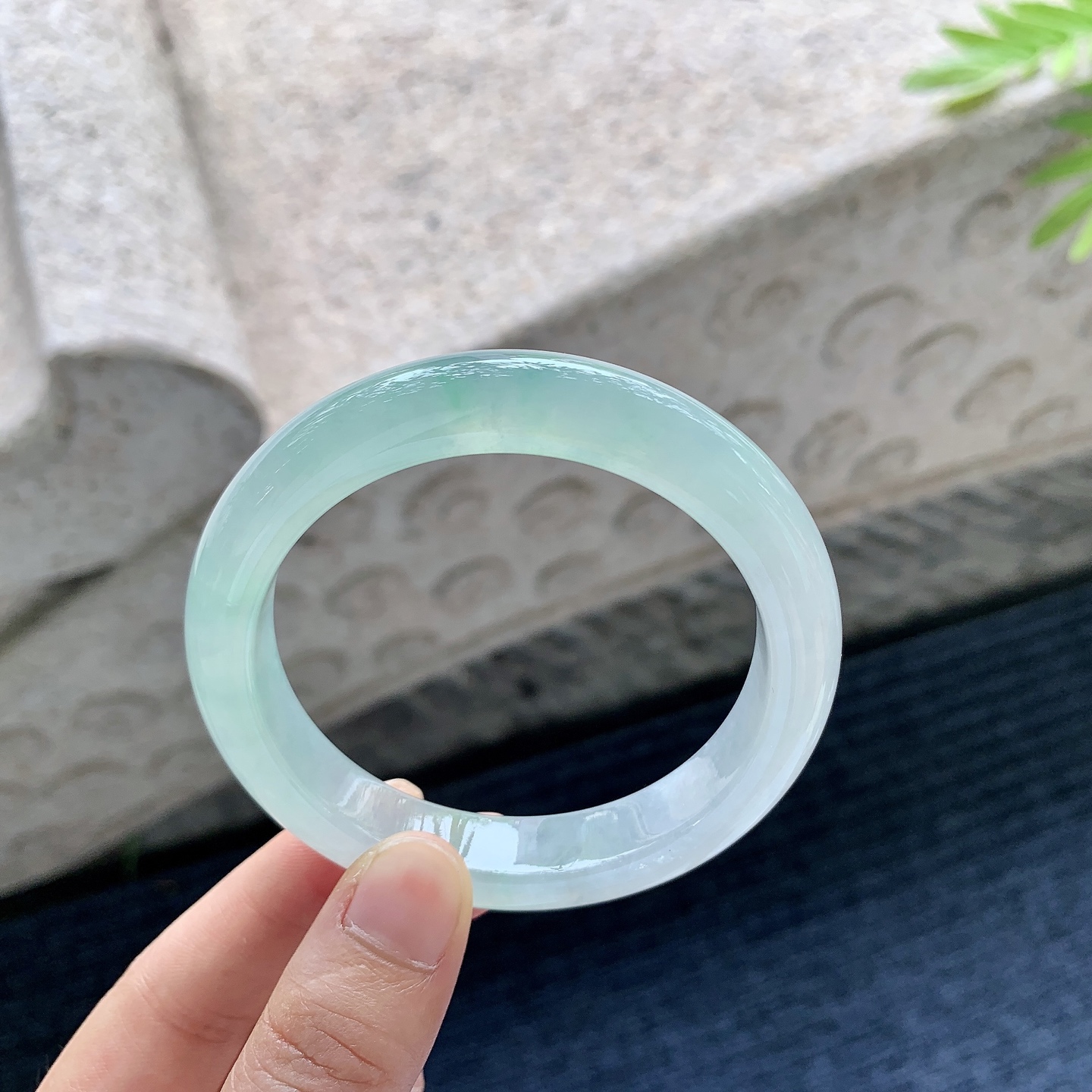 正圈55 56,圈口56.4/11.7/8.7,编码DZ082970,冰糯飘绿，水润，种老，细腻，无裂