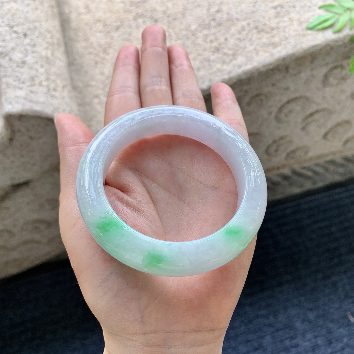 正圈54 55，圈口55.3/12.8/10.2，编码G15090117，细糯飘绿，水润，种老，细腻，打灯有棉线