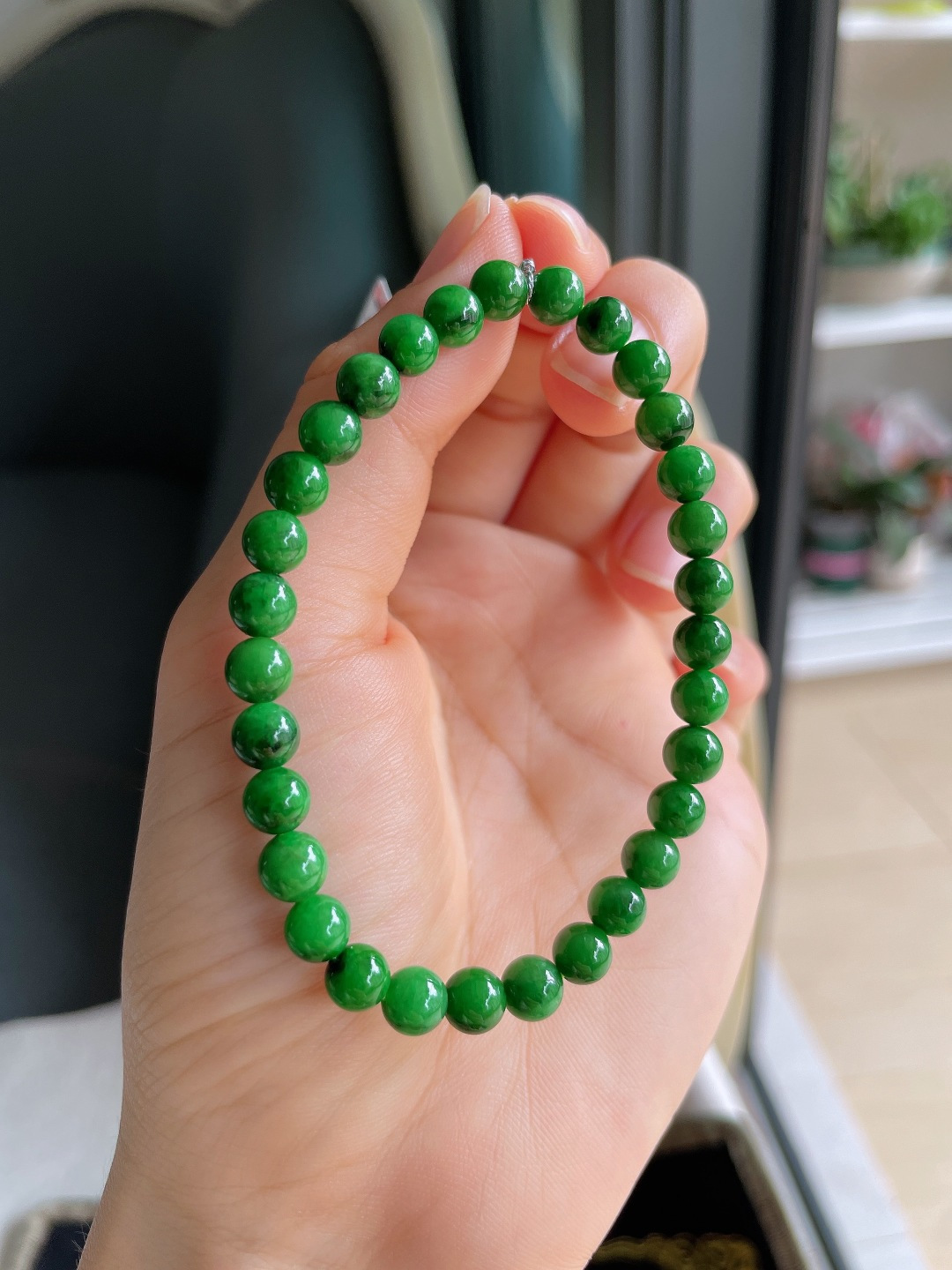 缅甸天然翡翠A货，冰满绿辣绿手串，尺寸：6.1mm。【编4572】