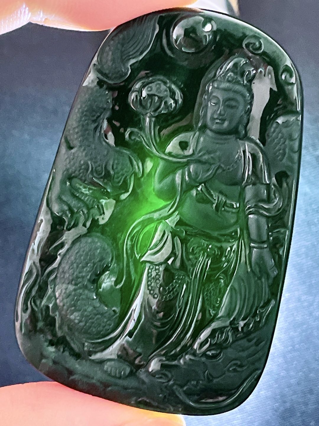 墨翠御龙大势至菩萨持莲观音牌吊坠,性比高,尺寸55.6-36-6.8,重量36.5克