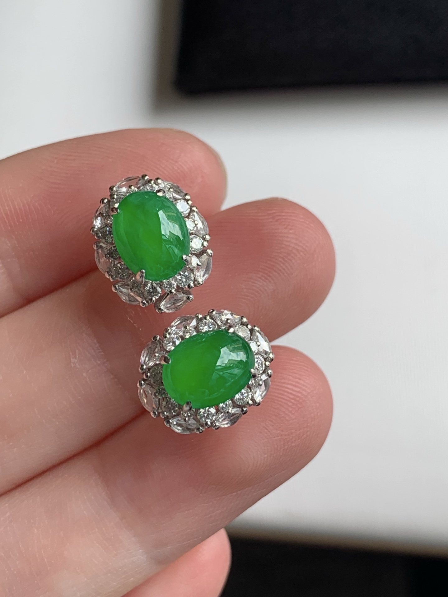 18k金镶嵌蛋面耳钉一对,种老细腻，色阳浓郁起胶,尺寸：成品：12*9.8*7.3，裸石：7.6*6