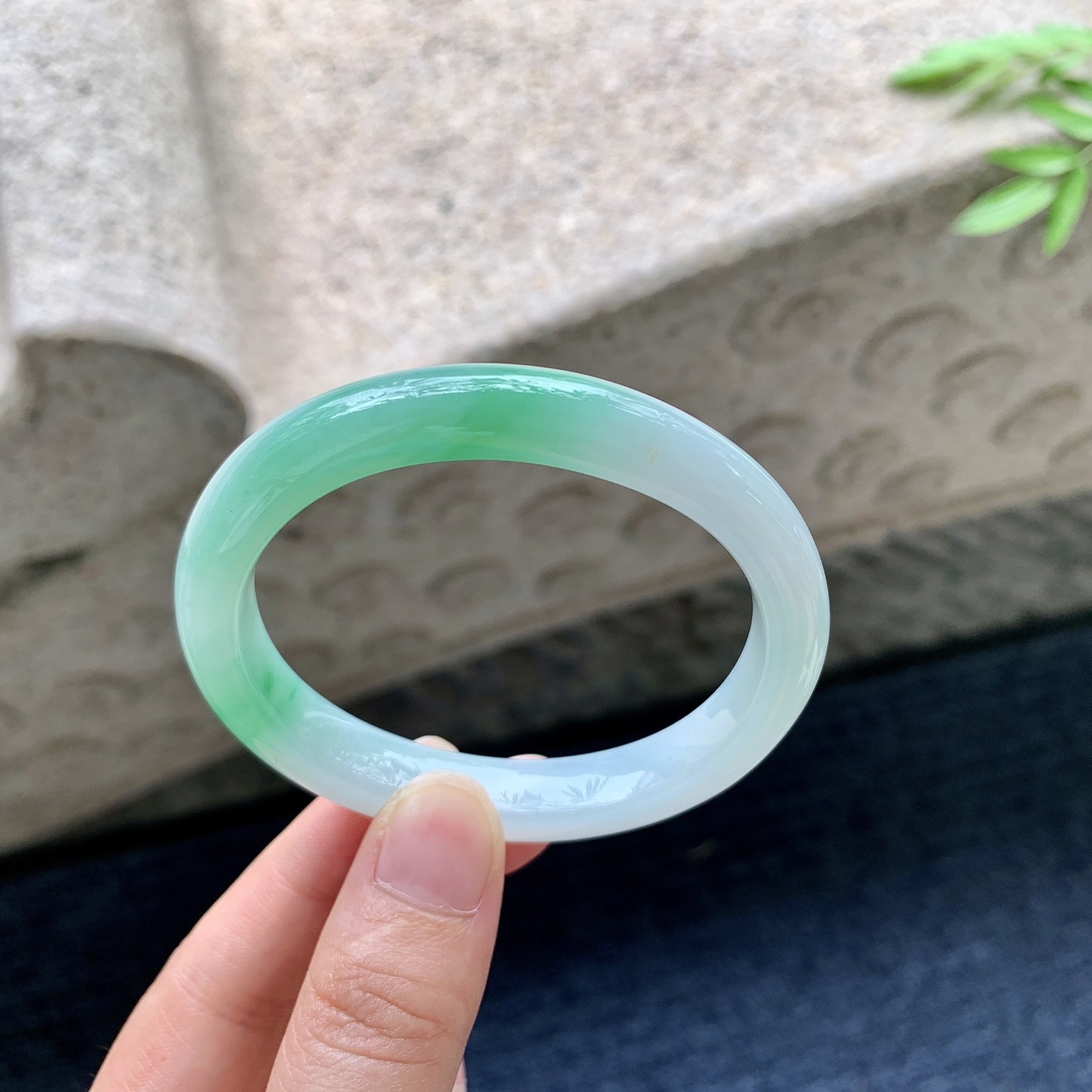 细糯飘绿，水润，种老，细腻，无裂