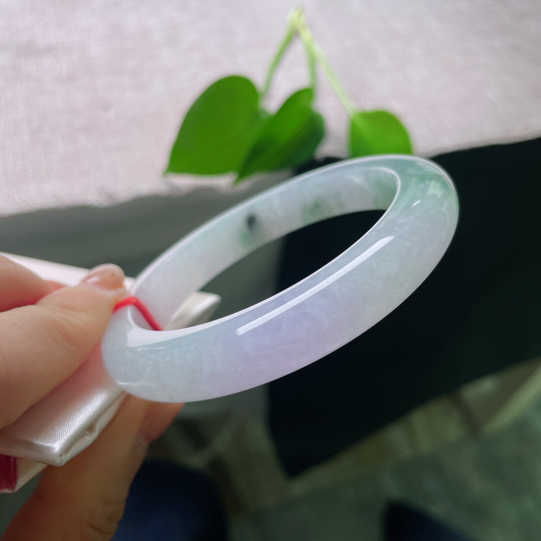 飘花正圈，无裂，通透玉底糅合朦胧淡紫底色，几处墨色飘花随性散落，三色相融，层次丰富，如同烟雨朦胧的山野，氛围感清冷独特。ss56738a
