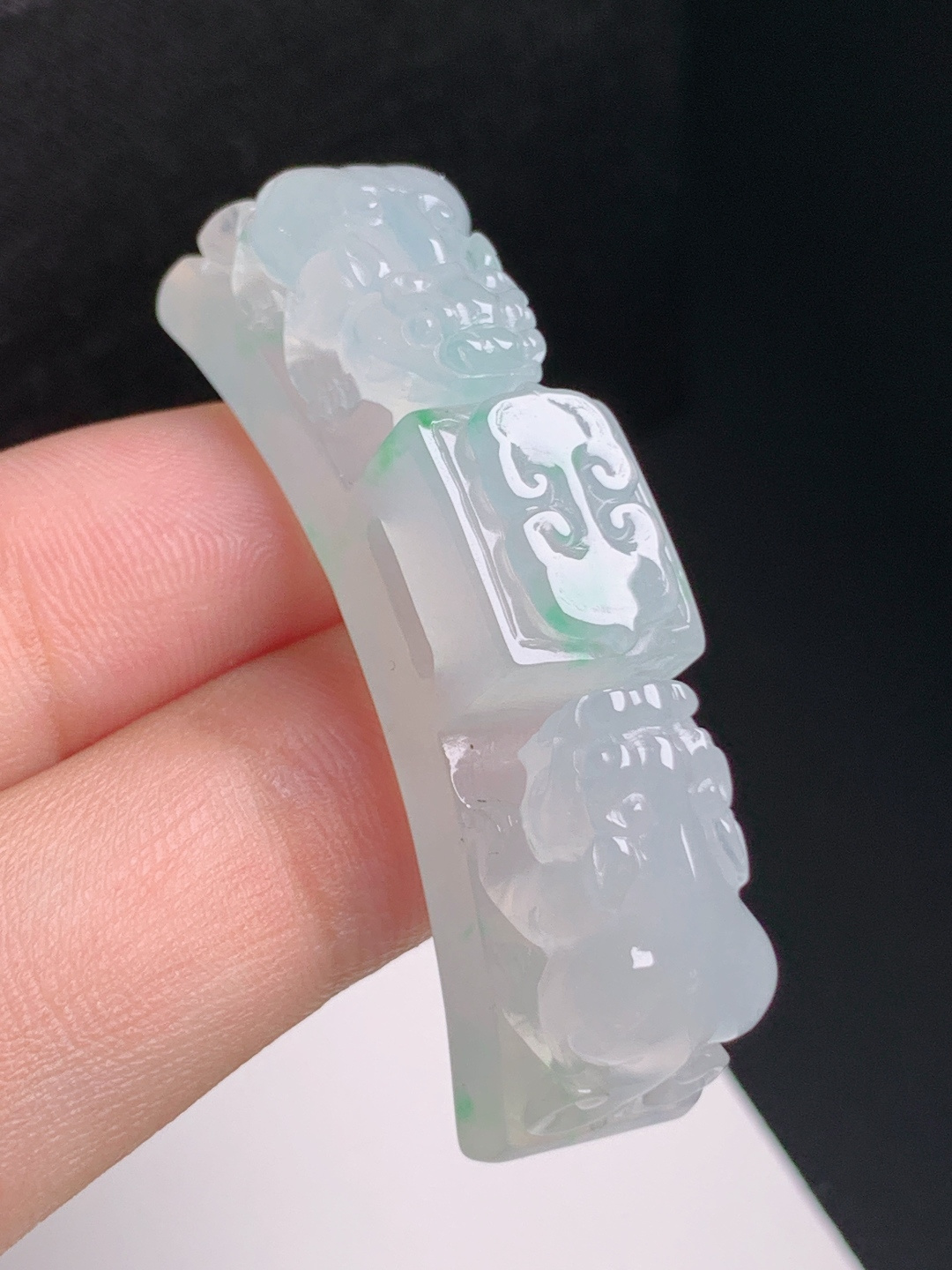 冰种飘绿貔貅手牌，飘绿灵动，精工雕刻，招财纳瑞