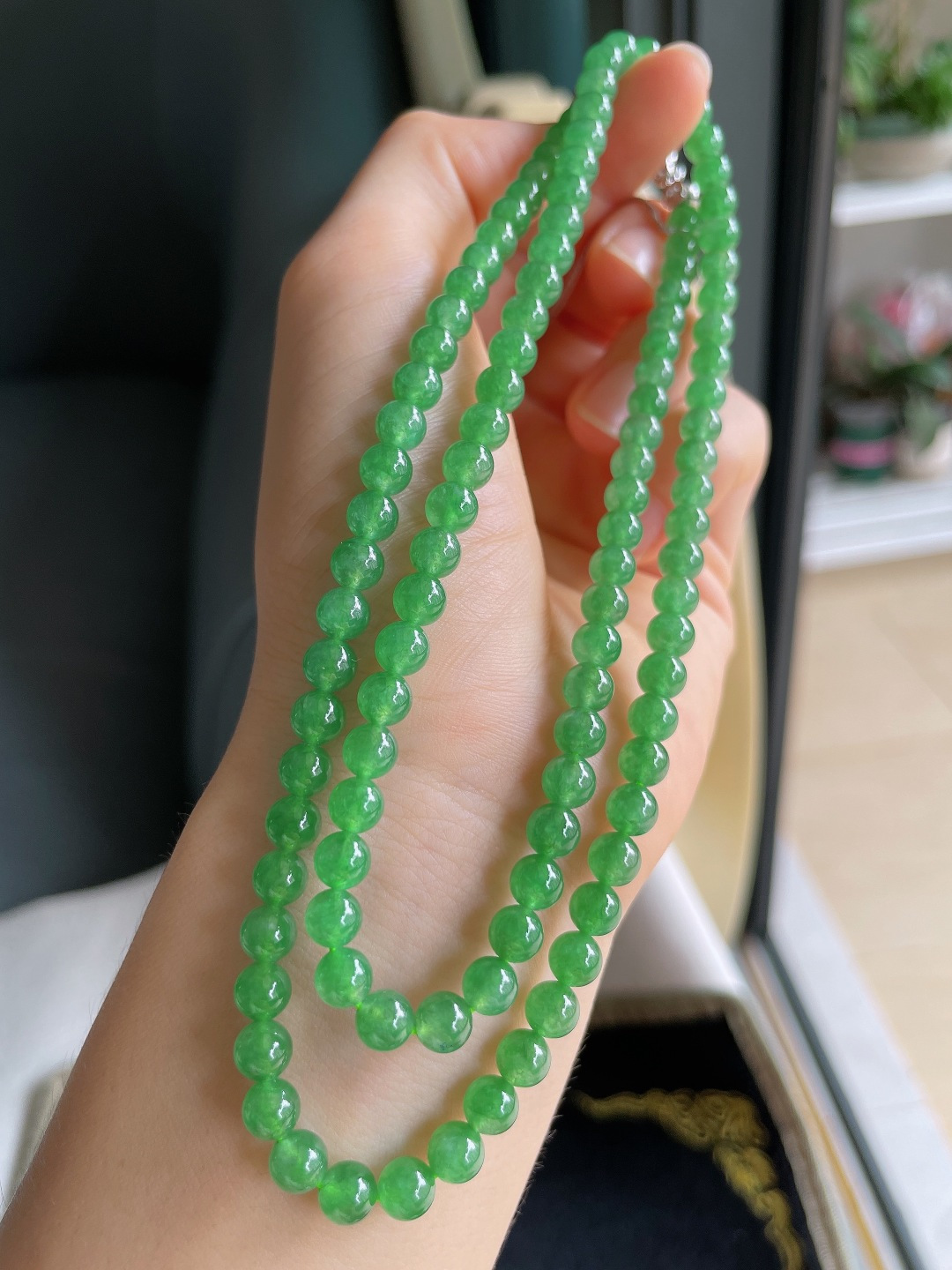 缅甸天然翡翠A货，冰满绿珠链，尺寸：5.5mm108颗。【编4369】