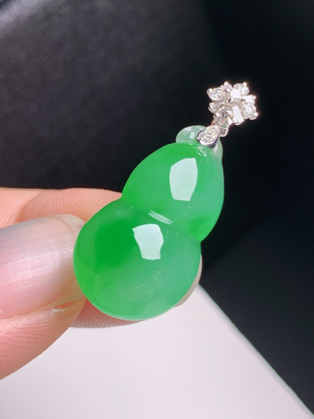 冰阳绿葫芦吊坠，色泽明艳，形体饱满，福禄吉祥