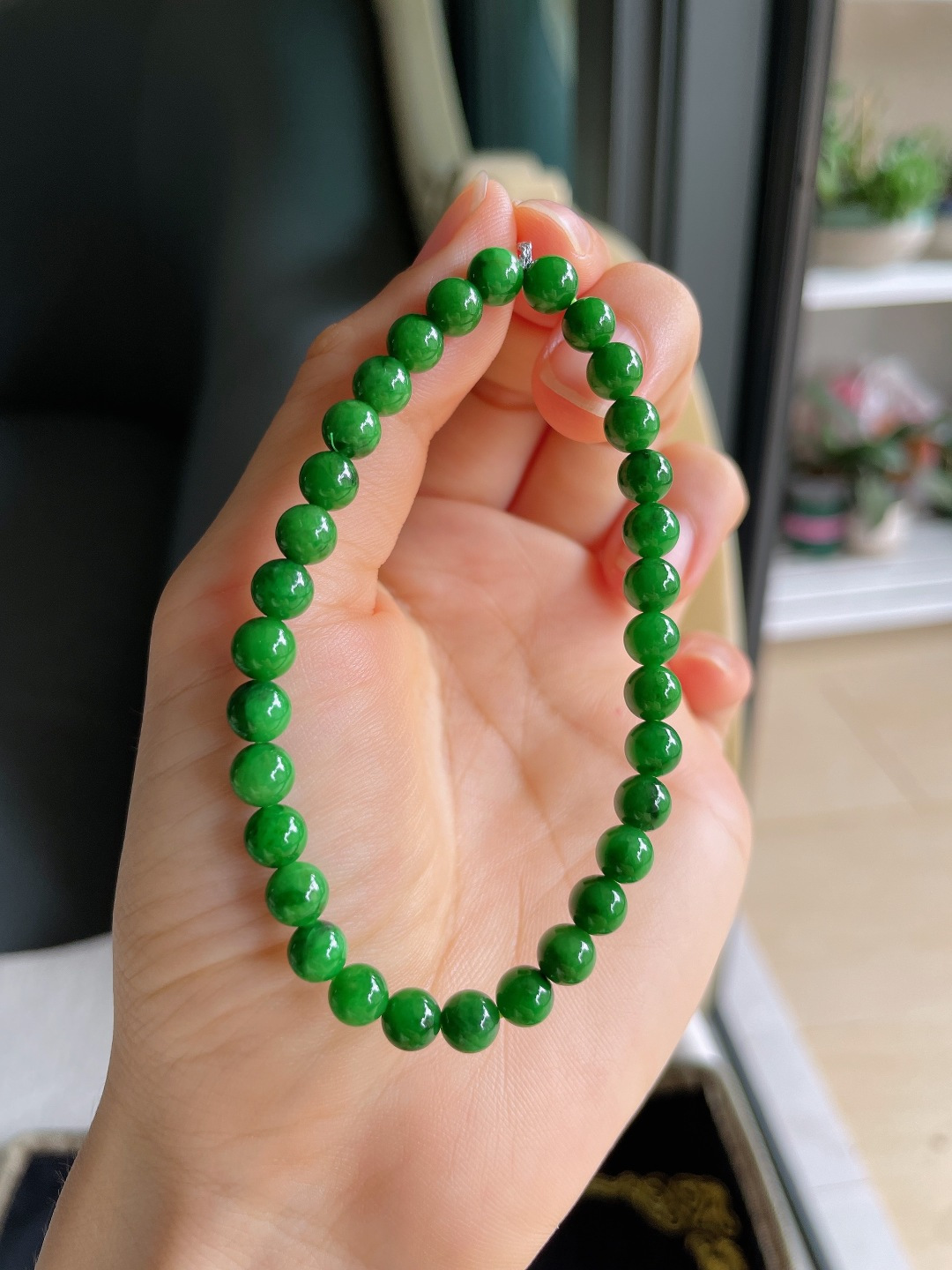 ️，缅甸天然翡翠A货，冰满绿辣绿手串，尺寸：5.7mm。【编4573】